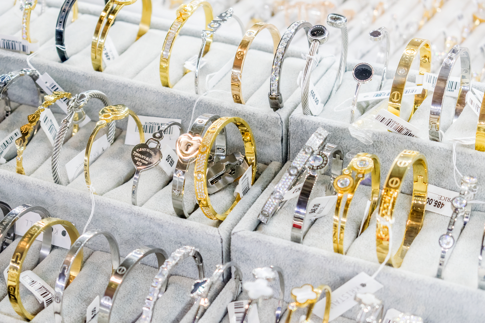 流光溢彩，匠心呈现 探访珠宝零售店的橱窗艺术与空间叙事